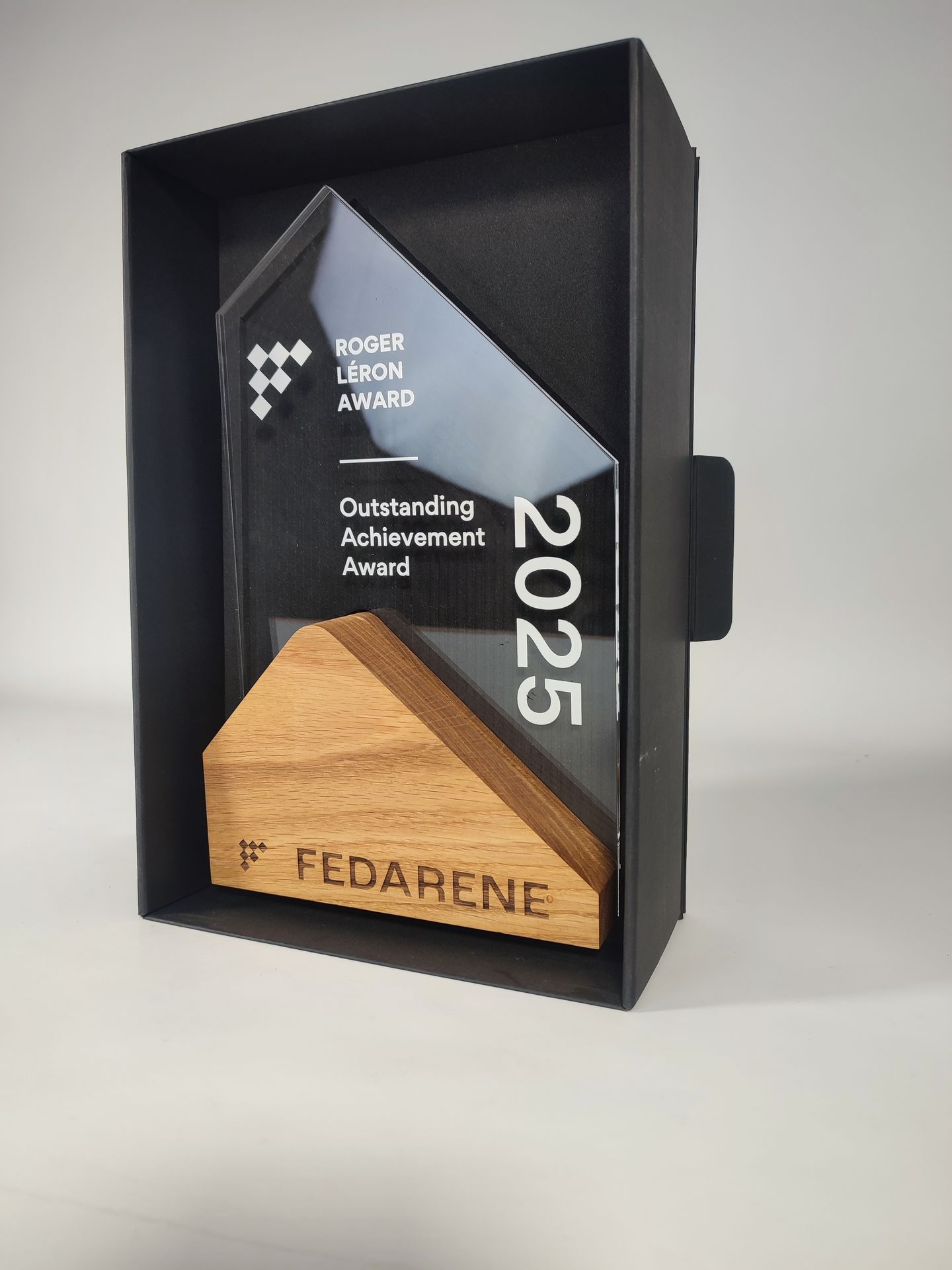 trophées plexiglas et bois sur mesure