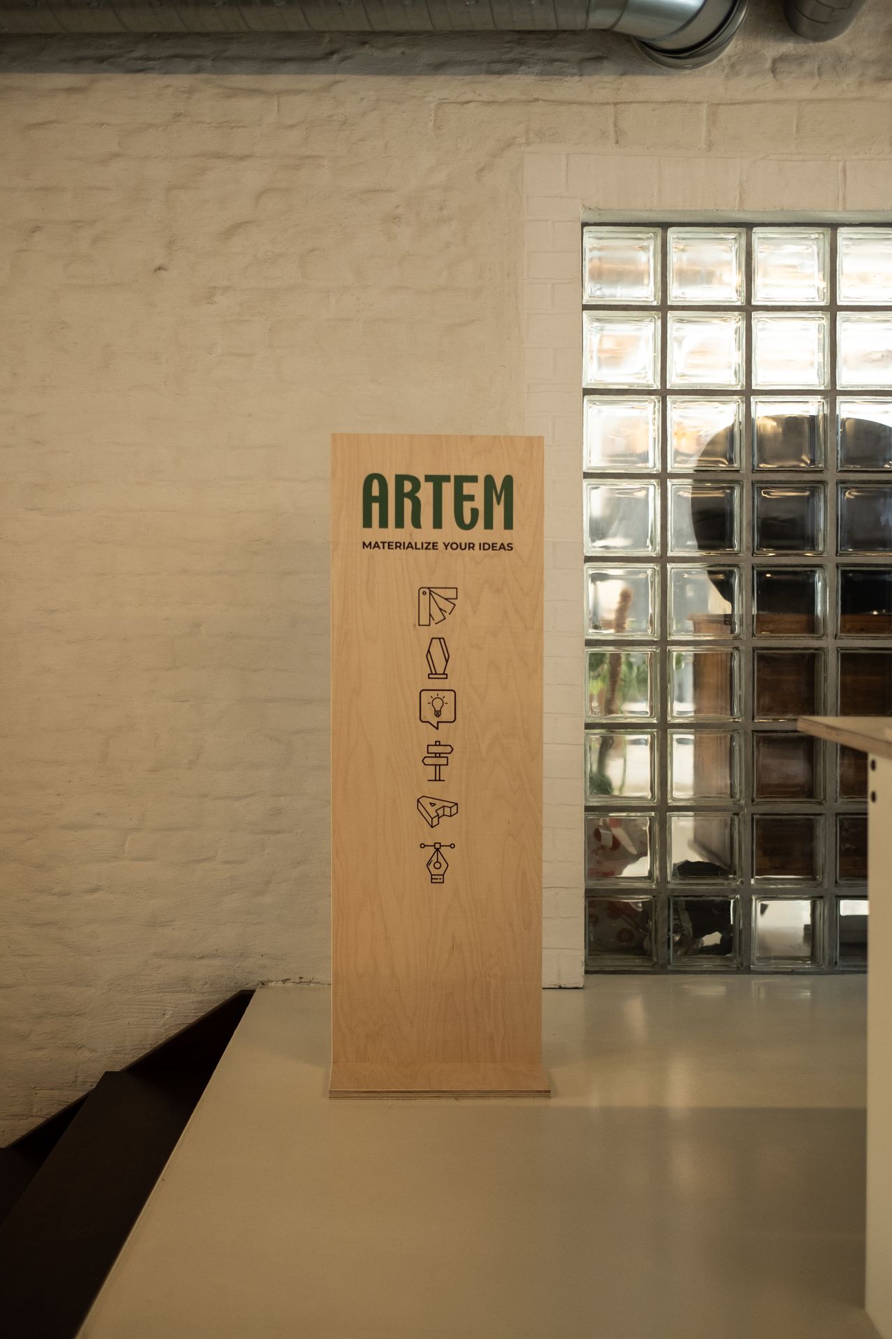 totem personnalisé en bois