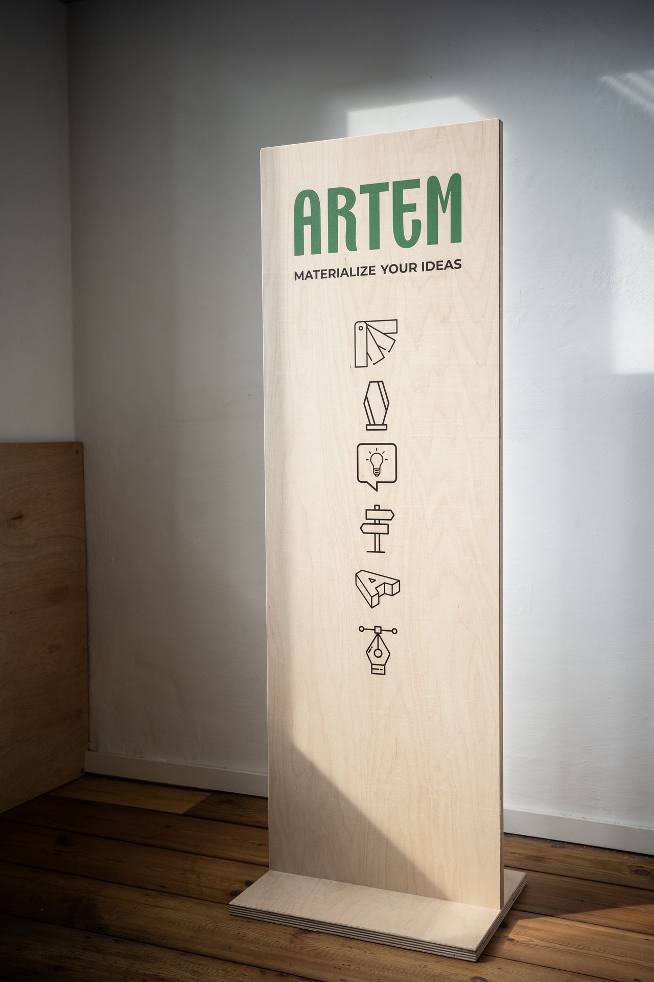 totem publicitaire personnalisé bois