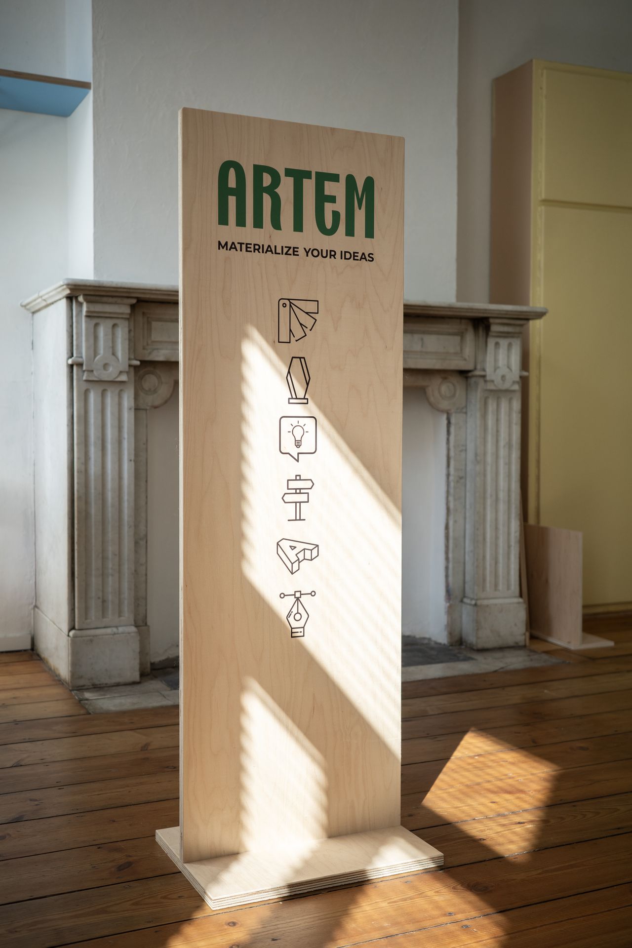 totem Artem personnalisé bois