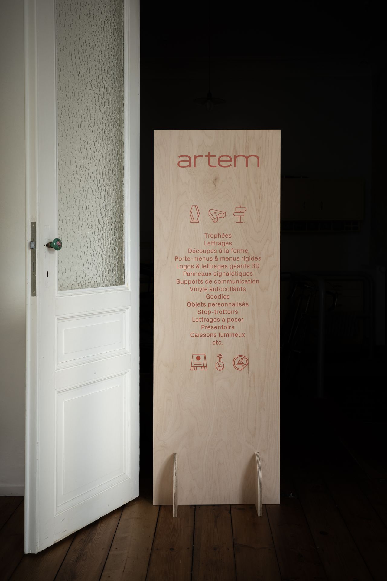 totem sur pied personnalisé en bois