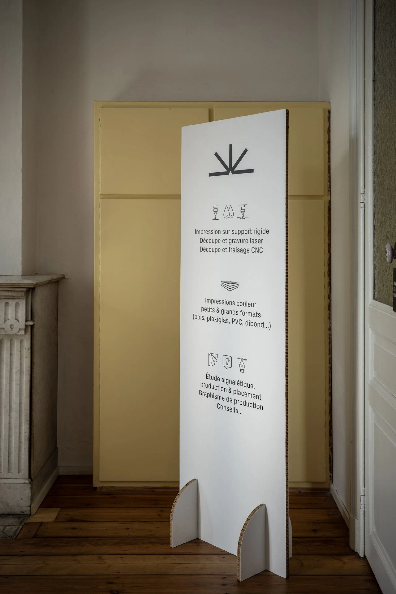 totem carton sur pied personnalisé Artem