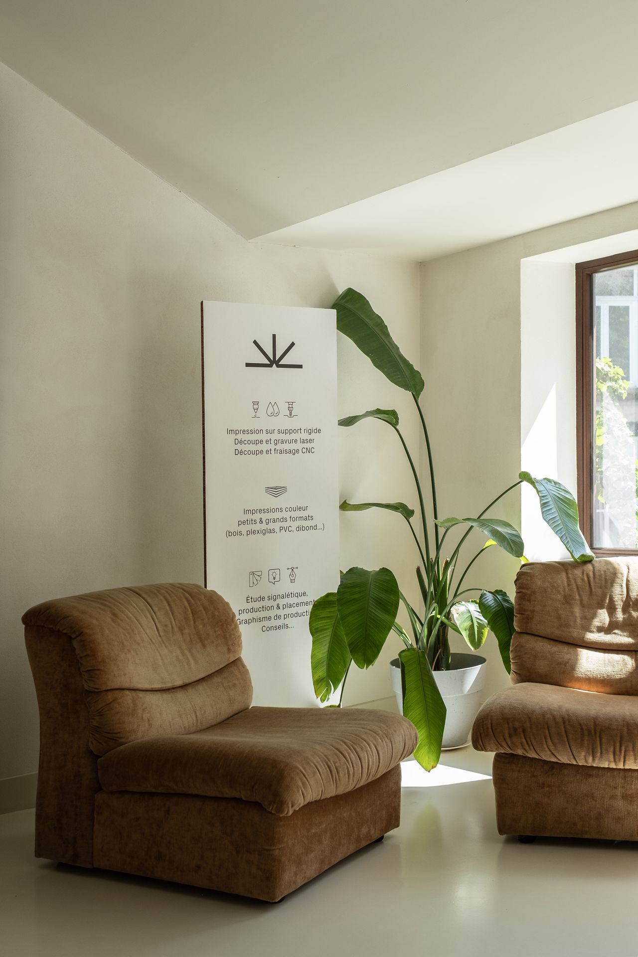 totem publicitaire en carton sur pied