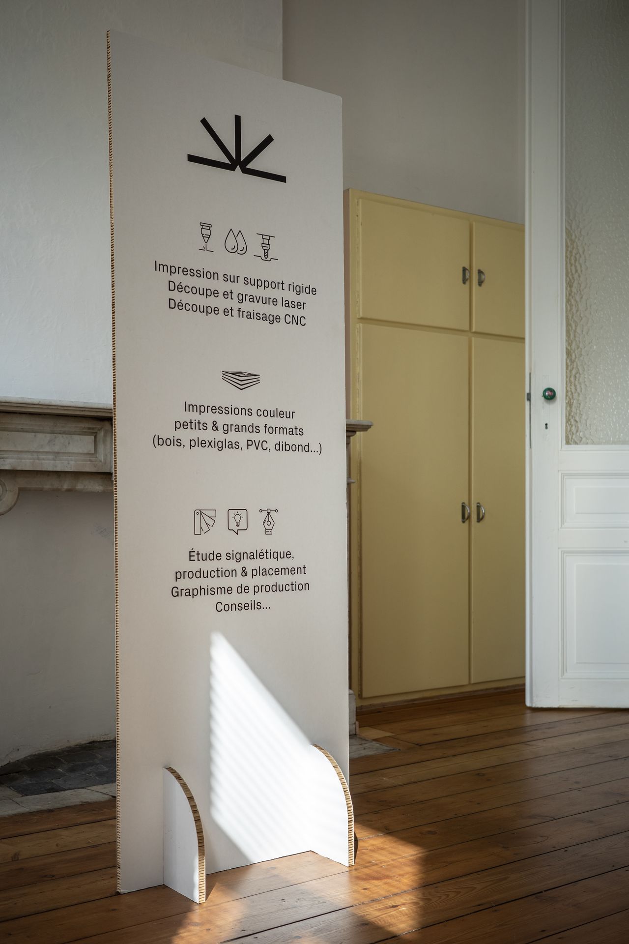 totem personnalisé sur pied en carton
