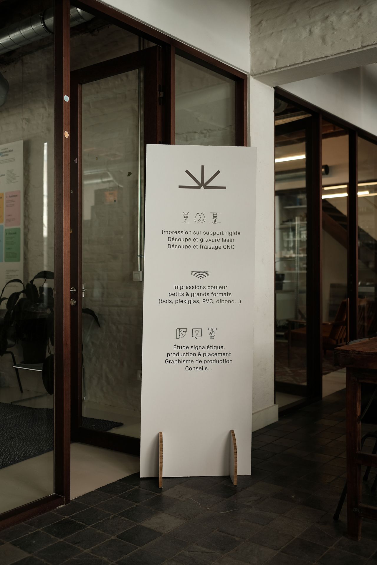 totem carton sur pied personnalisé