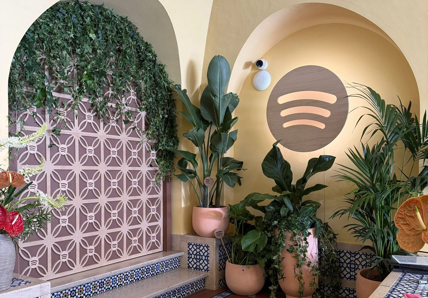 mur et logo bois découpés sur mesure