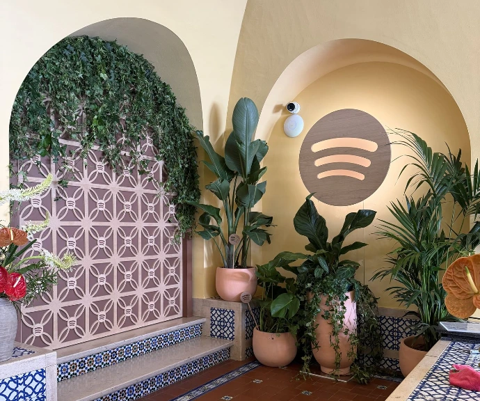 mur et logo bois découpés sur mesure