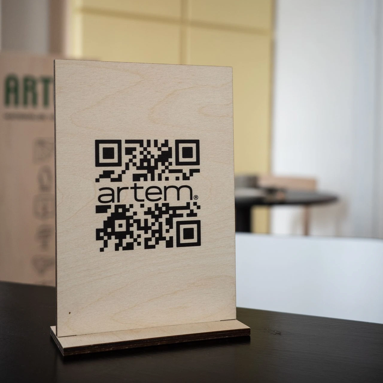 Présentoir bois personnalisé QR code