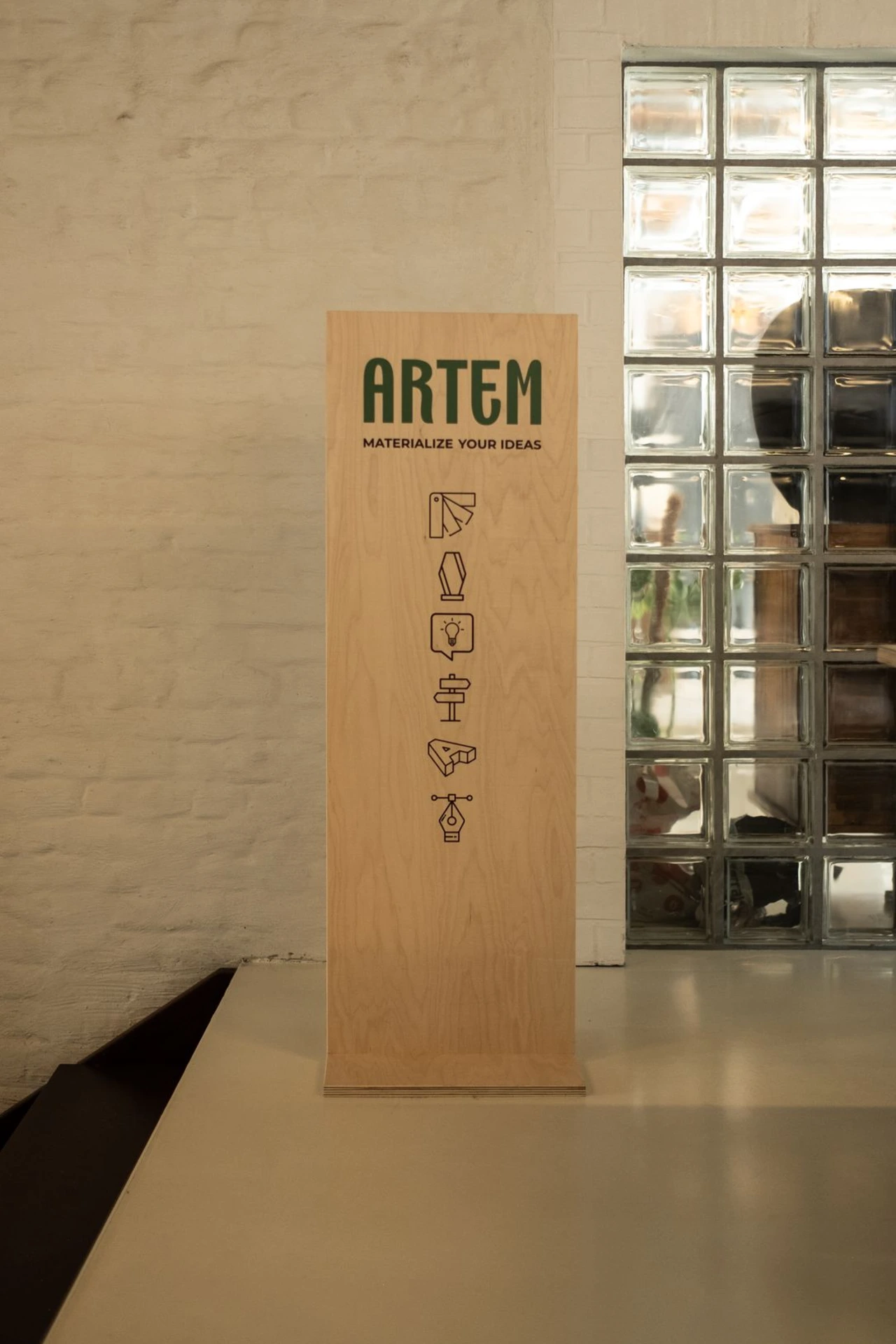 totem personnalisé en bois