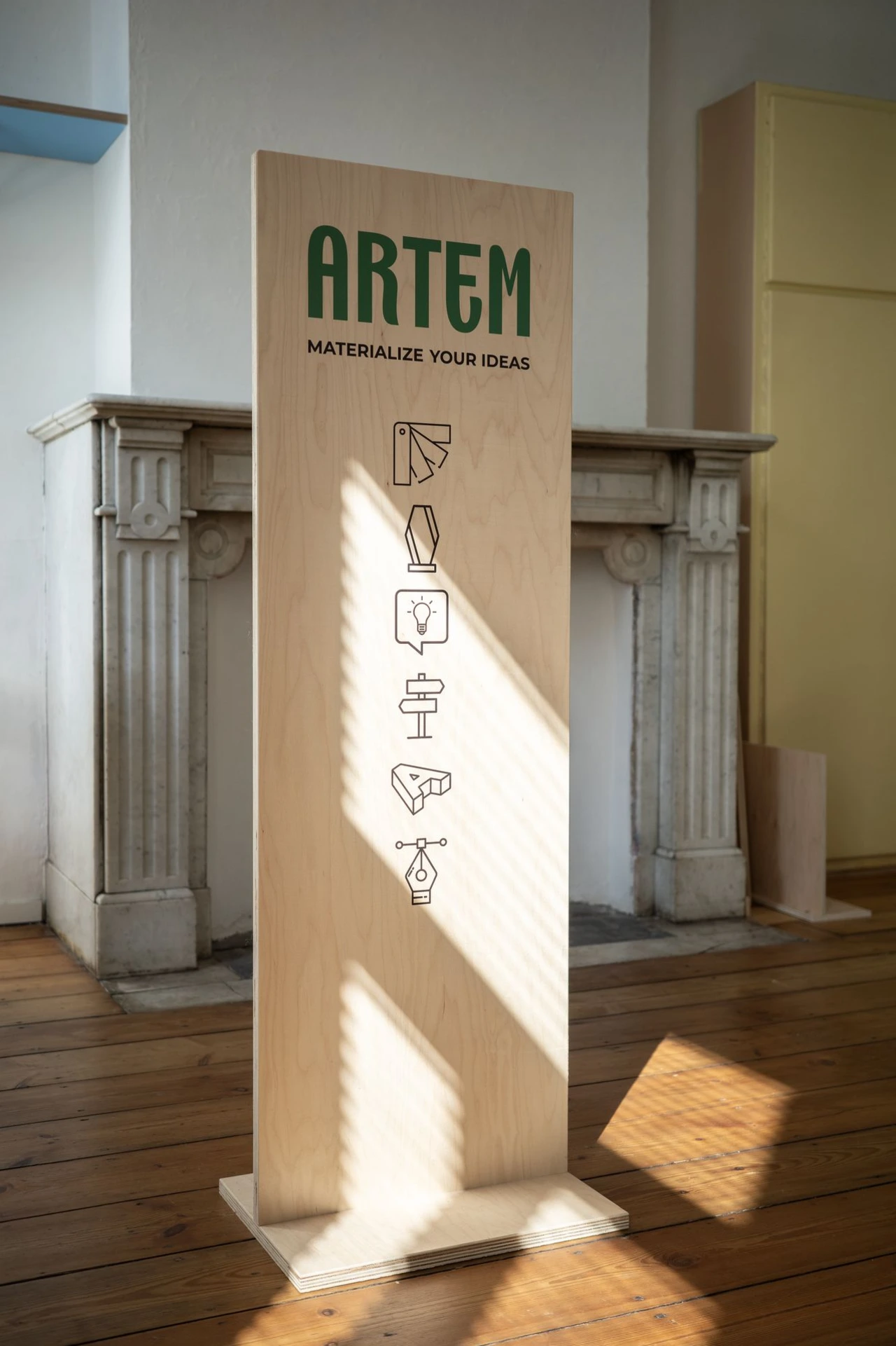 totem Artem personnalisé bois