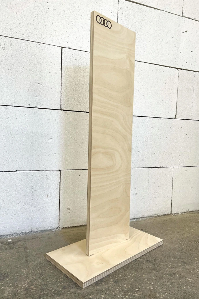 totem personnalisé en bois