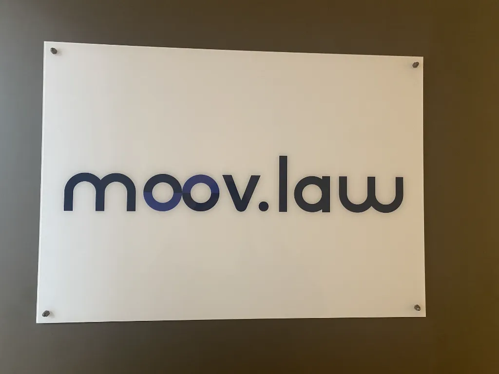 moov_law_signaletique_logo_plaquettes (3).webp