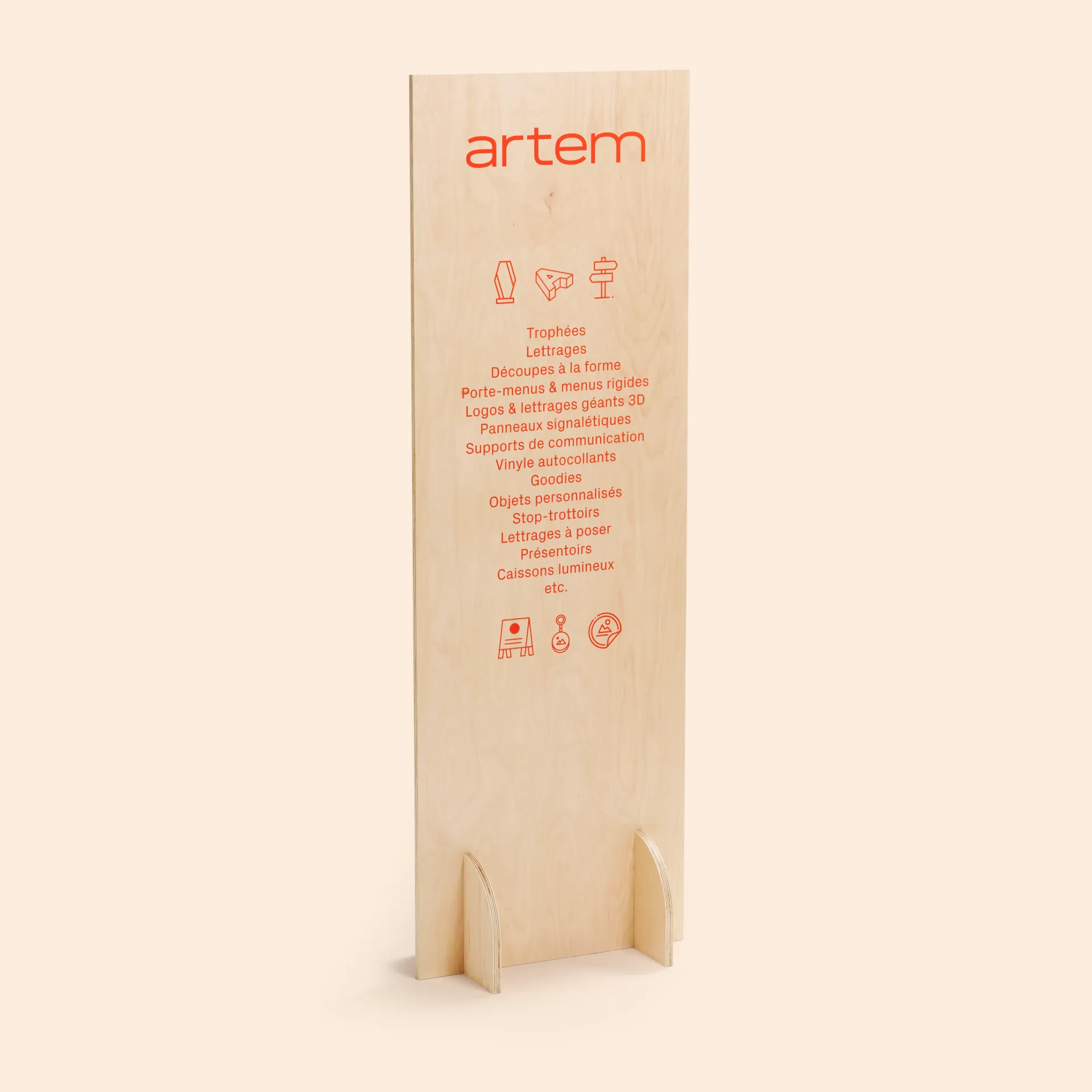 Totem en bois sur pieds